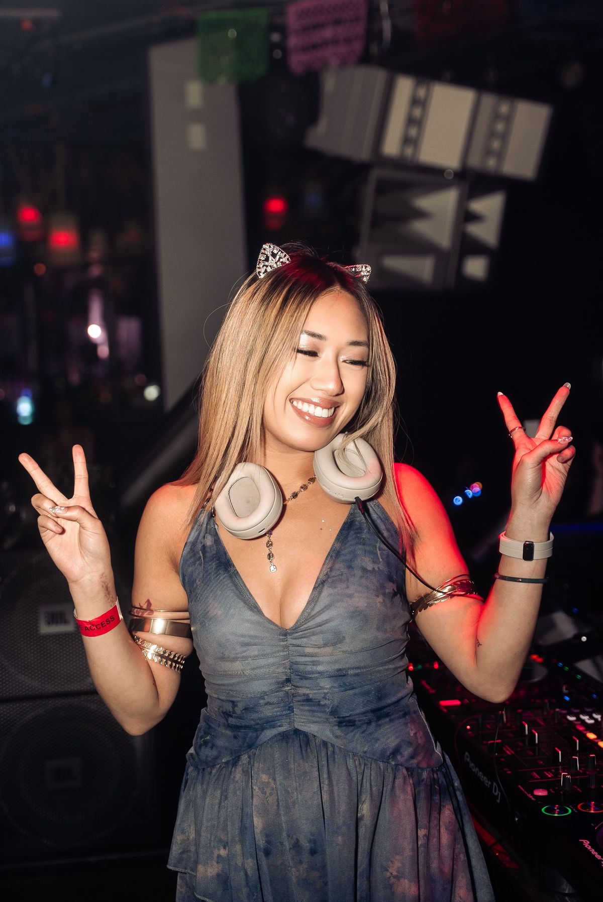 Seduza throwing peace signs in the booth